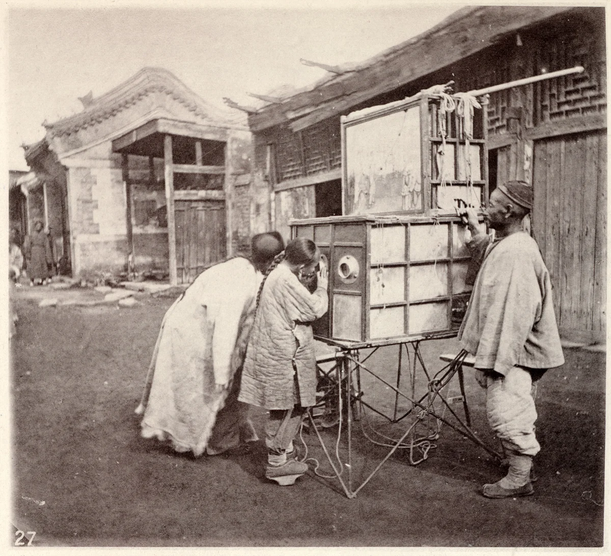 Liyang Jing (西洋镜) (a 'western mirror' device showing paintings of the Europe and America.)